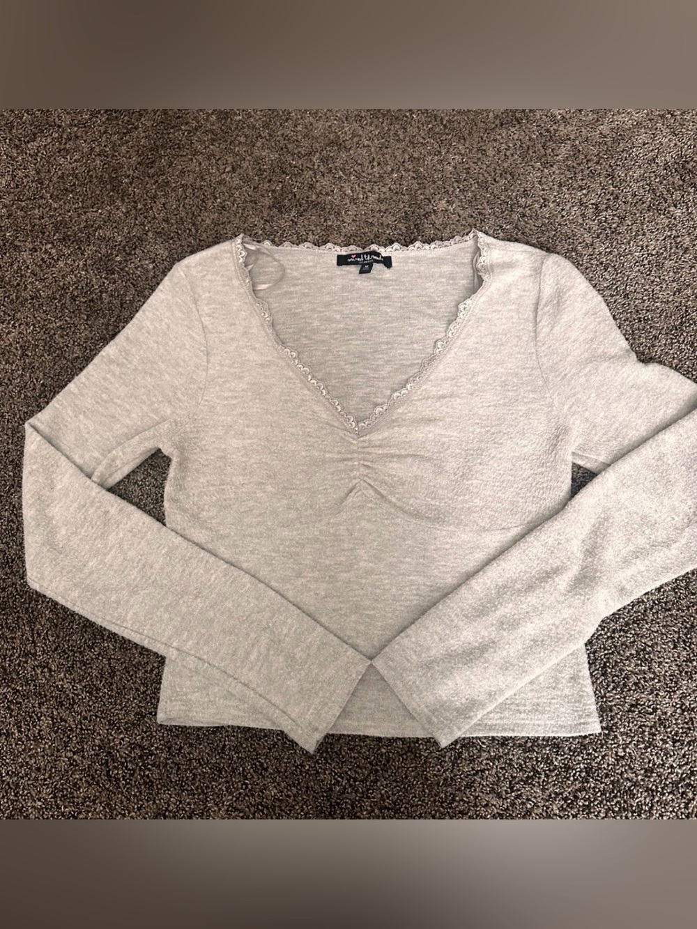 Women’s Light Gray Long Sleeve V-Neck Top Size Medium 0203